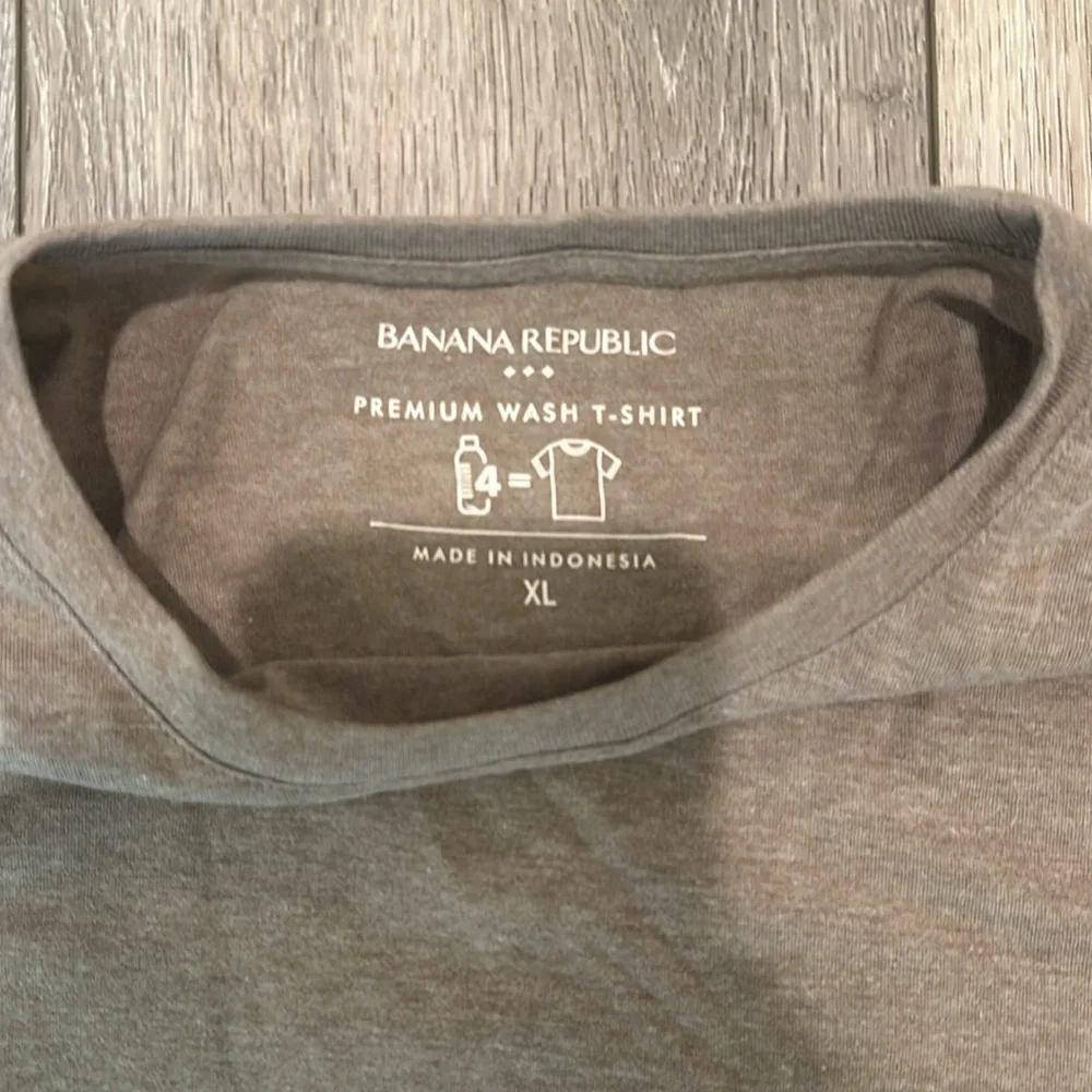 Men’s banana republic tee
